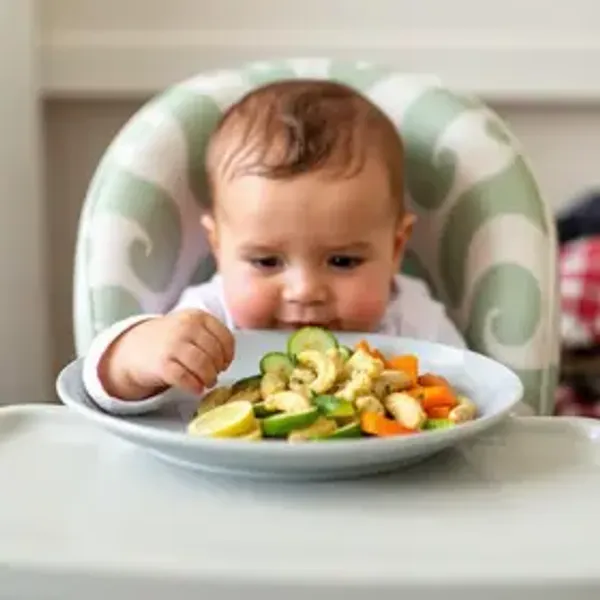 Bebê cospe comida na introdução alimentar: Guia Completo para Mães e Famílias